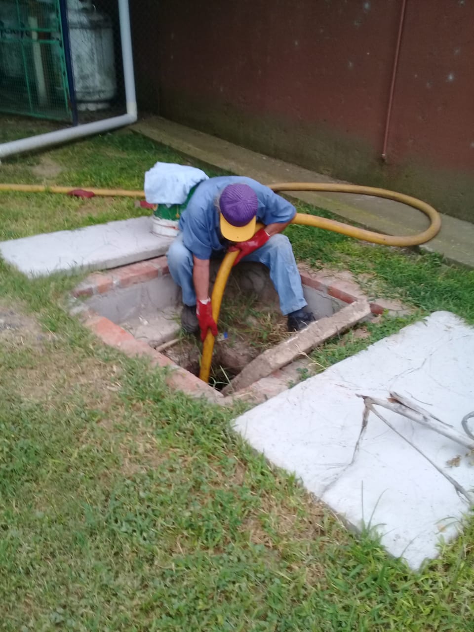 señor destapando cañerías